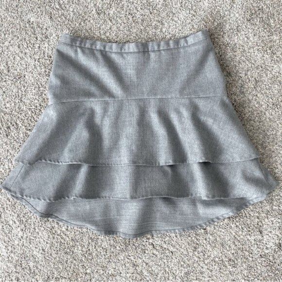 BCBGMaxAzria wool blend gray tiered ruffled lined mini skirt. Women’s size 0 - Picture 4 of 9